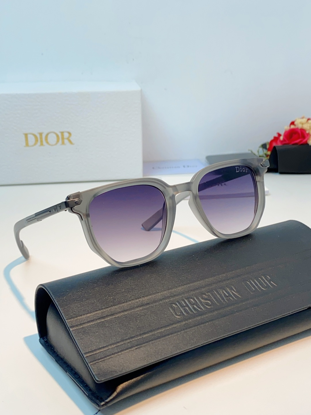 Dior迪奥  新款方形墨镜 | 都市轻熟风质感之选，利落廓形，低调的法式精致，经典的方形镜框，线条利落