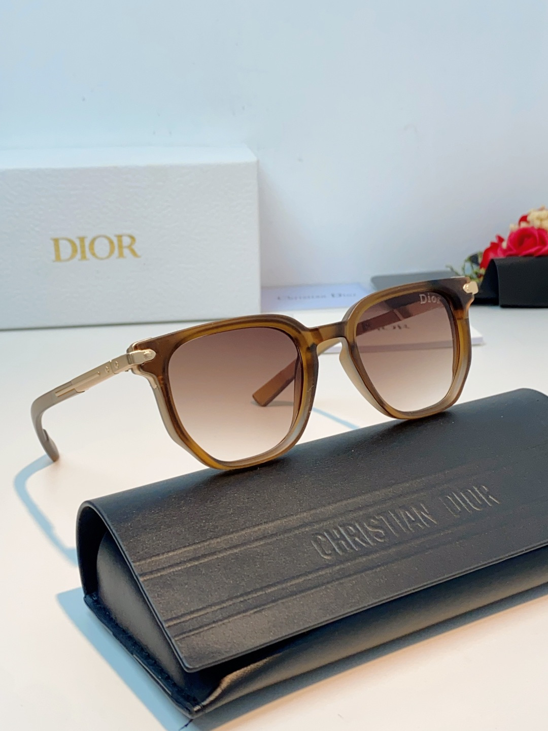 Dior迪奥  新款方形墨镜 | 都市轻熟风质感之选，利落廓形，低调的法式精致，经典的方形镜框，线条利落