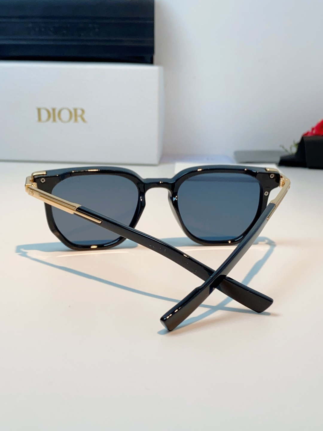 Dior迪奥  新款方形墨镜 | 都市轻熟风质感之选，利落廓形，低调的法式精致，经典的方形镜框，线条利落