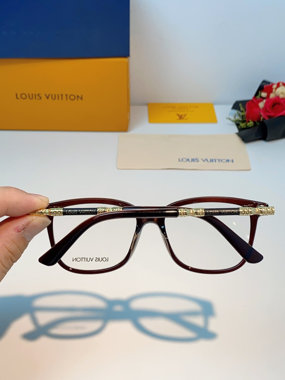 LOUIS VUITTON路易威登 经典光学镜框，以路易威登的匠心工艺，打造这副兼具优雅与力量感的光学镜