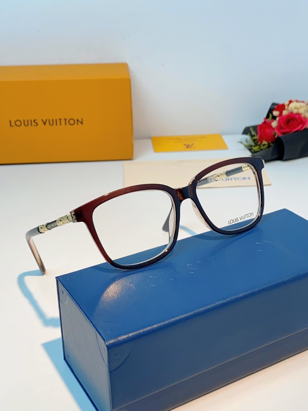 LOUIS VUITTON路易威登 经典光学镜框，以路易威登的匠心工艺，打造这副兼具优雅与力量感的光学镜