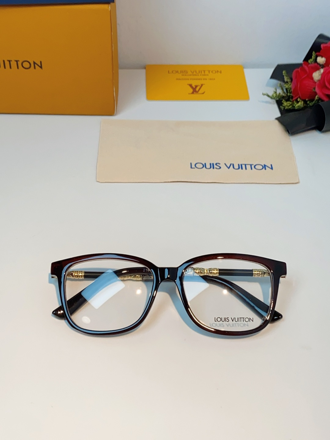 LOUIS VUITTON路易威登 经典光学镜框，以路易威登的匠心工艺，打造这副兼具优雅与力量感的光学镜