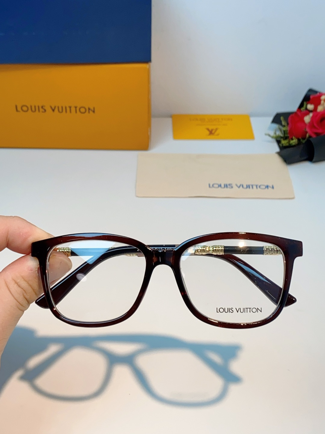 LOUIS VUITTON路易威登 经典光学镜框，以路易威登的匠心工艺，打造这副兼具优雅与力量感的光学镜