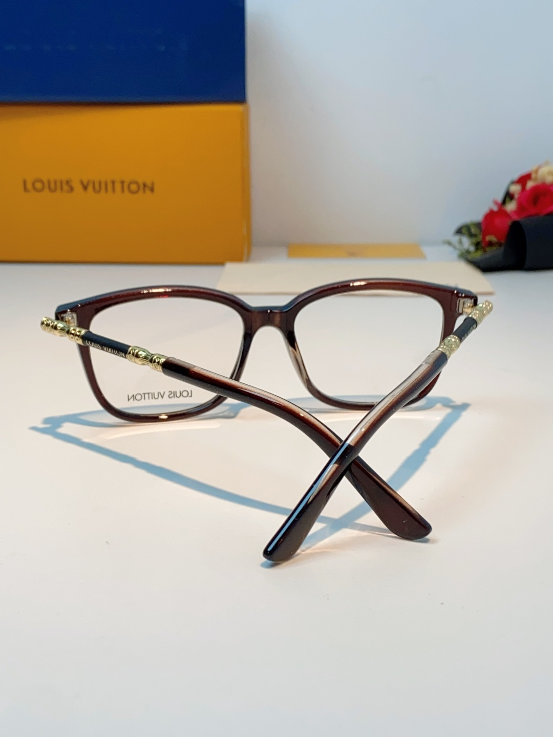LOUIS VUITTON路易威登 经典光学镜框，以路易威登的匠心工艺，打造这副兼具优雅与力量感的光学镜