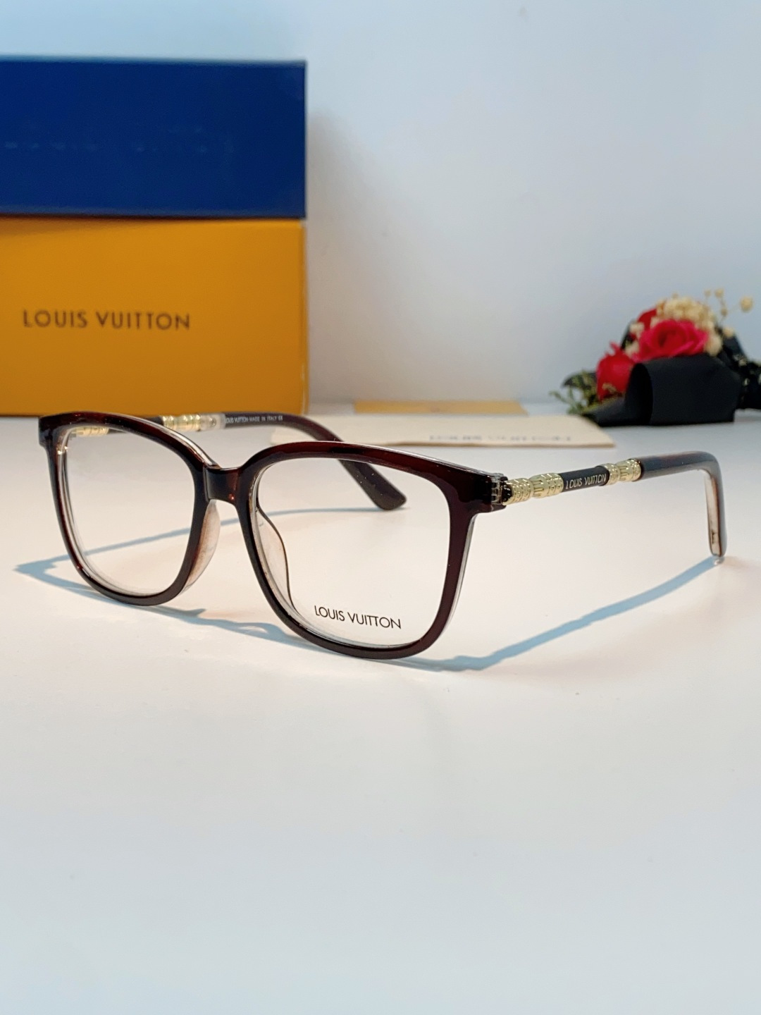 LOUIS VUITTON路易威登 经典光学镜框，以路易威登的匠心工艺，打造这副兼具优雅与力量感的光学镜