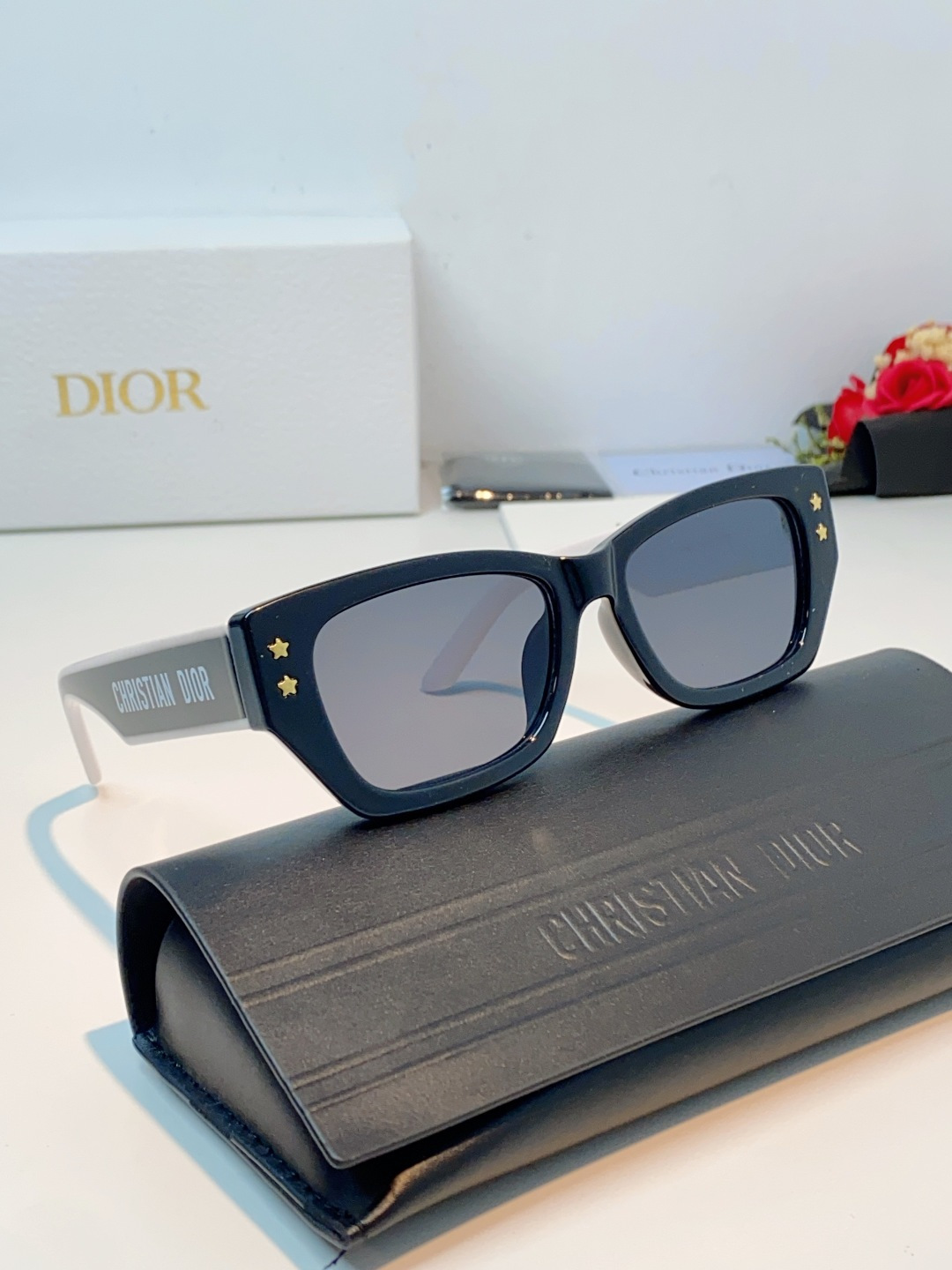 迪奥Dior｜美式复古猫眼墨镜，利落小猫眼方框，微微上扬的猫眼设计，拉长眼型、修饰颧骨，方圆脸秒变精致小