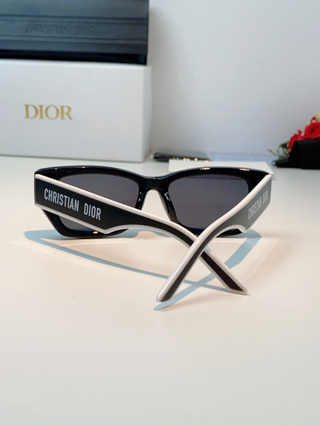 迪奥Dior｜美式复古猫眼墨镜，利落小猫眼方框，微微上扬的猫眼设计，拉长眼型、修饰颧骨，方圆脸秒变精致小