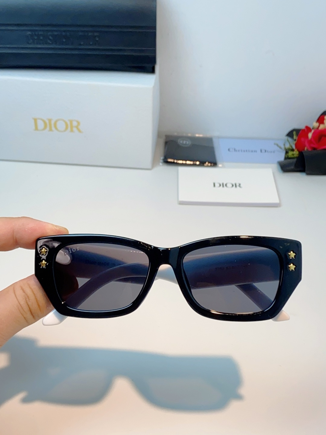 迪奥Dior｜美式复古猫眼墨镜，利落小猫眼方框，微微上扬的猫眼设计，拉长眼型、修饰颧骨，方圆脸秒变精致小