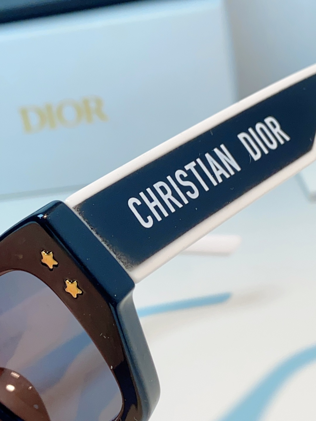 迪奥Dior｜美式复古猫眼墨镜，利落小猫眼方框，微微上扬的猫眼设计，拉长眼型、修饰颧骨，方圆脸秒变精致小