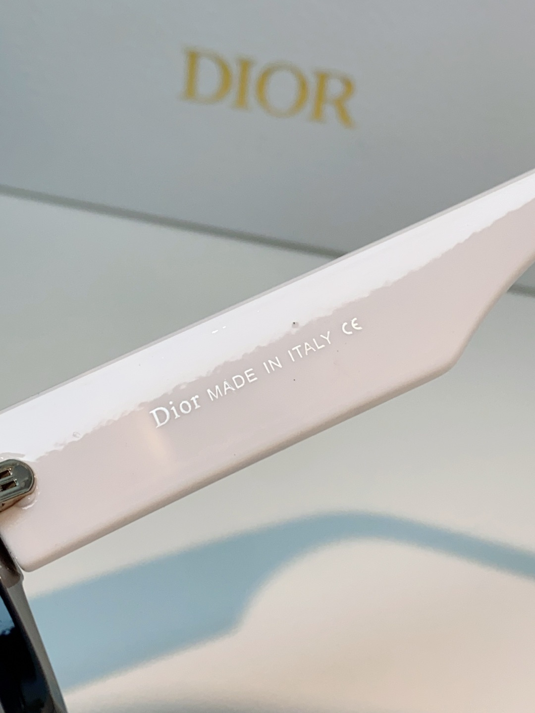 迪奥Dior｜美式复古猫眼墨镜，利落小猫眼方框，微微上扬的猫眼设计，拉长眼型、修饰颧骨，方圆脸秒变精致小