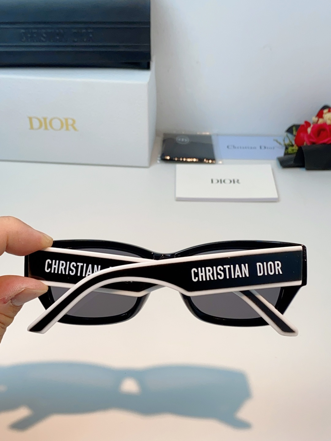 迪奥Dior｜美式复古猫眼墨镜，利落小猫眼方框，微微上扬的猫眼设计，拉长眼型、修饰颧骨，方圆脸秒变精致小