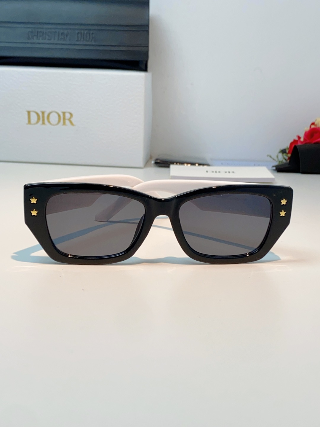 迪奥Dior｜美式复古猫眼墨镜，利落小猫眼方框，微微上扬的猫眼设计，拉长眼型、修饰颧骨，方圆脸秒变精致小