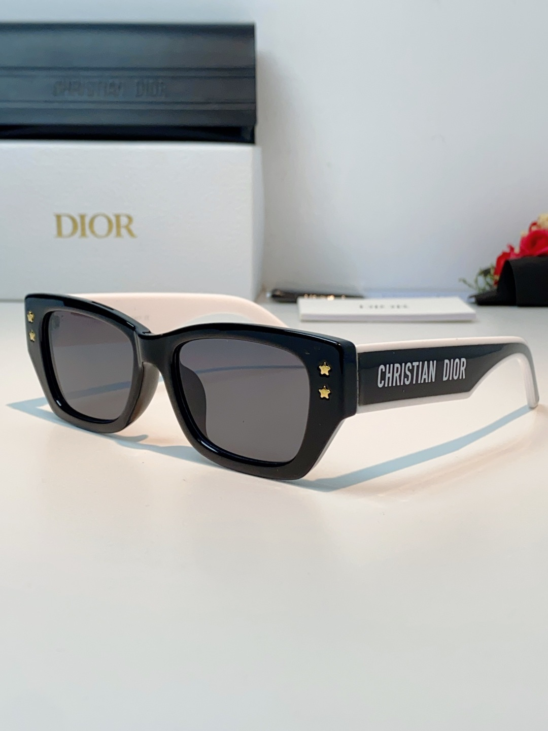 迪奥Dior｜美式复古猫眼墨镜，利落小猫眼方框，微微上扬的猫眼设计，拉长眼型、修饰颧骨，方圆脸秒变精致小