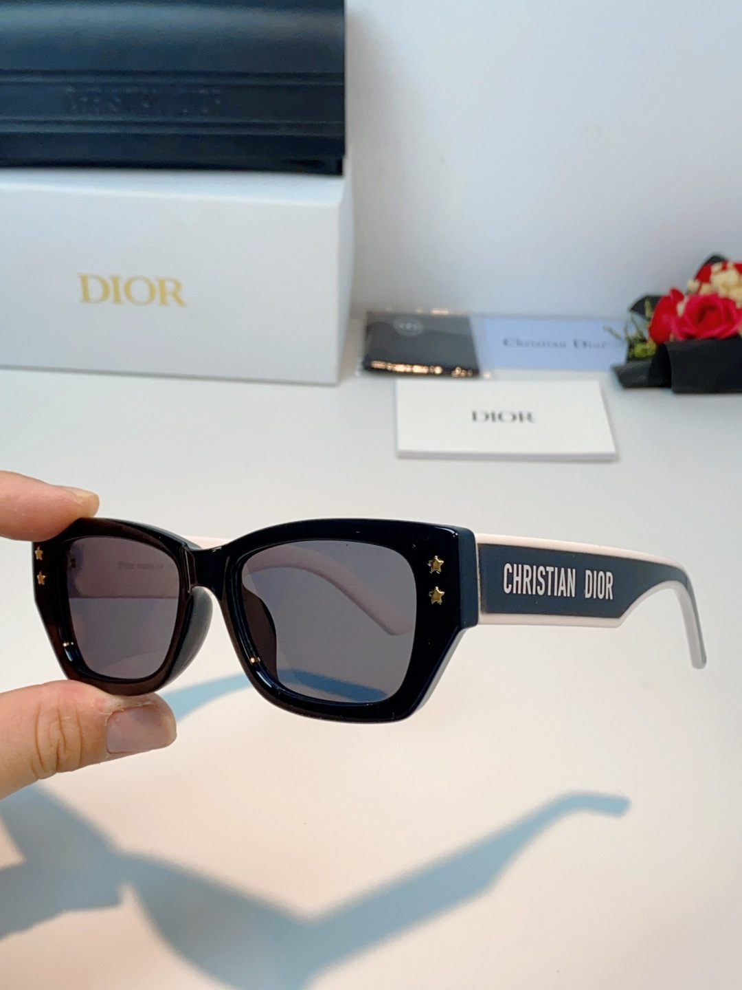 迪奥Dior｜美式复古猫眼墨镜，利落小猫眼方框，微微上扬的猫眼设计，拉长眼型、修饰颧骨，方圆脸秒变精致小