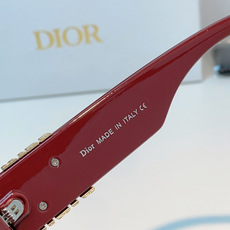 Dior迪奥 2026谁懂啊!这副Dior风玳瑁纹墨镜直接把法式优雅焊在脸上了😭镜腿的金色方标细节真的太 Dior迪奥 2026谁懂啊!这副Dior风玳瑁纹墨镜直接把法式优雅焊在脸上了😭镜腿的金色方标细节真的太