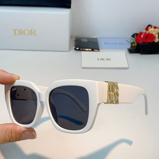 Dior迪奥 2026谁懂啊!这副Dior风玳瑁纹墨镜直接把法式优雅焊在脸上了😭镜腿的金色方标细节真的太 Dior迪奥 2026谁懂啊!这副Dior风玳瑁纹墨镜直接把法式优雅焊在脸上了😭镜腿的金色方标细节真的太