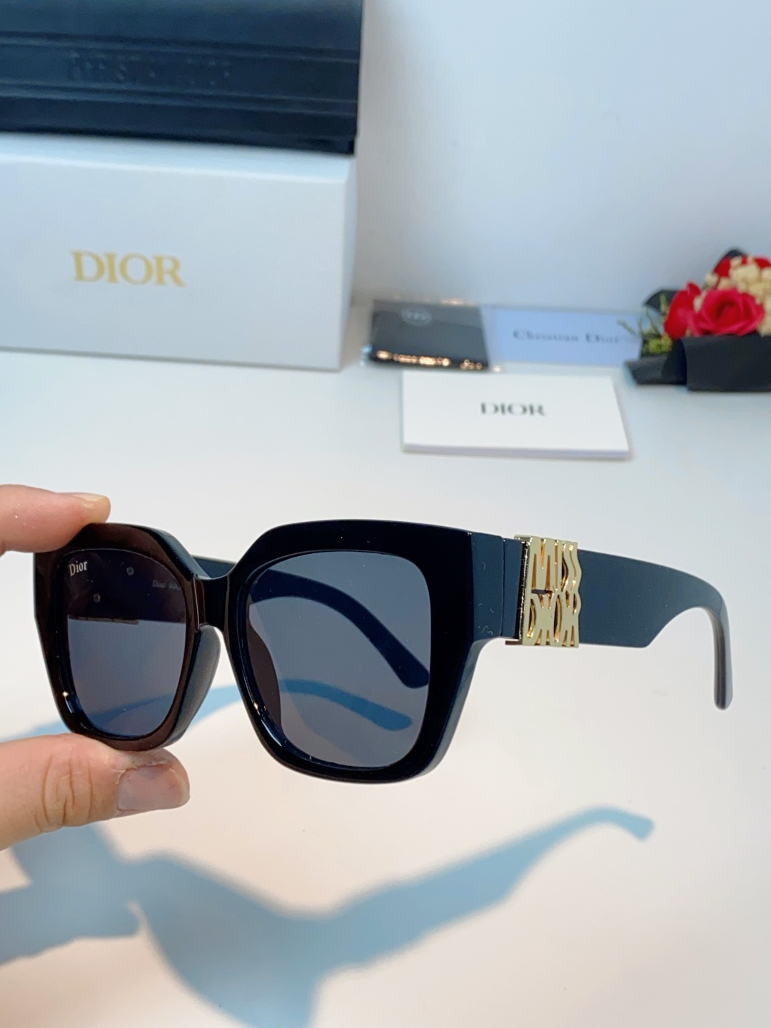 Dior迪奥 2026谁懂啊！这副Dior风玳瑁纹墨镜直接把法式优雅焊在脸上了😭 镜腿的金色方标细节真的太戳我了，搭配复