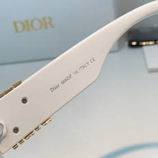 Dior迪奥 2026谁懂啊!这副Dior风玳瑁纹墨镜直接把法式优雅焊在脸上了😭镜腿的金色方标细节真的太 Dior迪奥 2026谁懂啊!这副Dior风玳瑁纹墨镜直接把法式优雅焊在脸上了😭镜腿的金色方标细节真的太