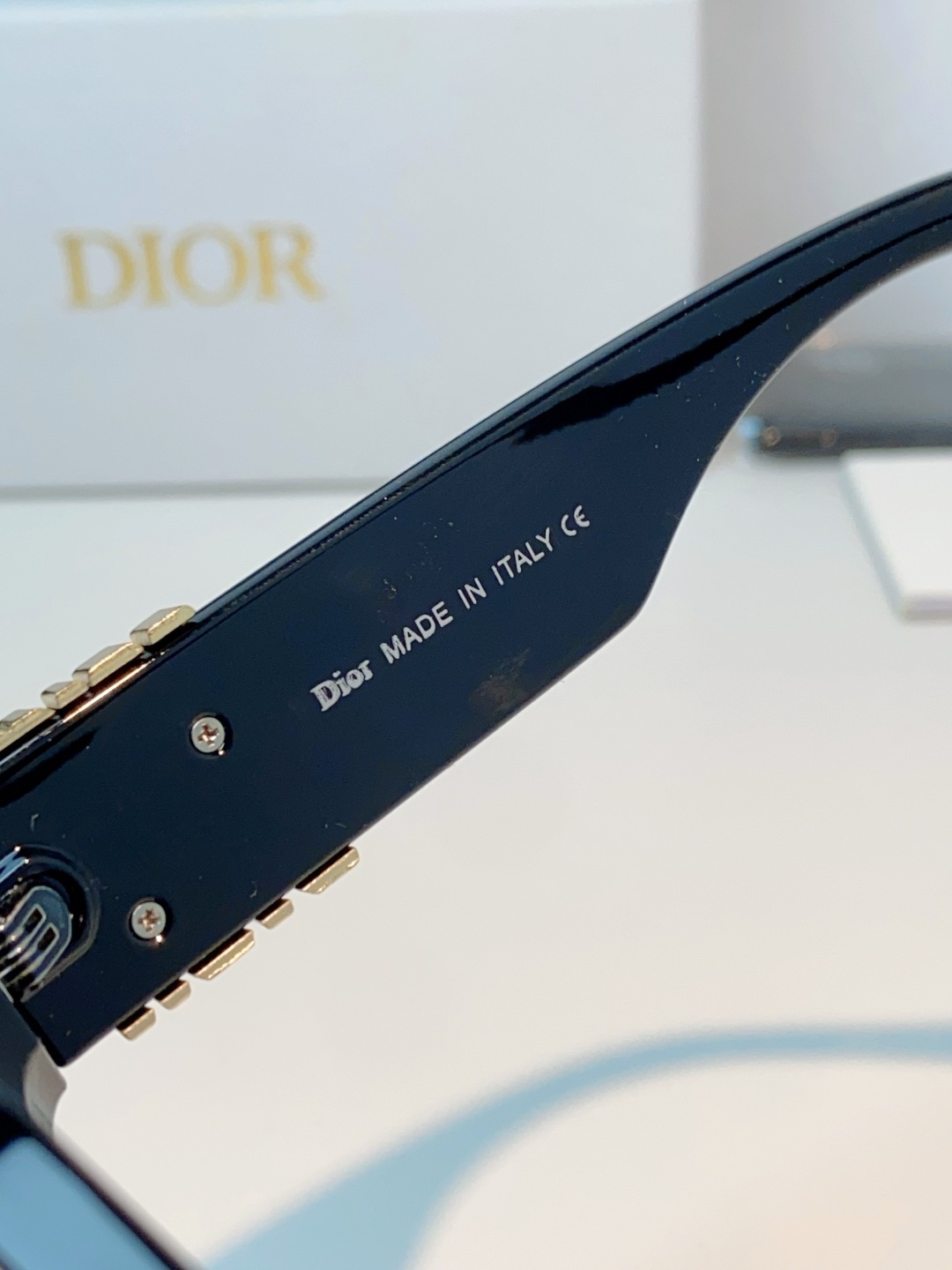 Dior迪奥 2026谁懂啊！这副Dior风玳瑁纹墨镜直接把法式优雅焊在脸上了😭 镜腿的金色方标细节真的太戳我了，搭配复