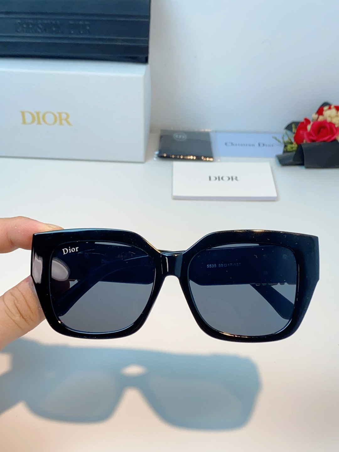 Dior迪奥 2026谁懂啊！这副Dior风玳瑁纹墨镜直接把法式优雅焊在脸上了😭 镜腿的金色方标细节真的太戳我了，搭配复