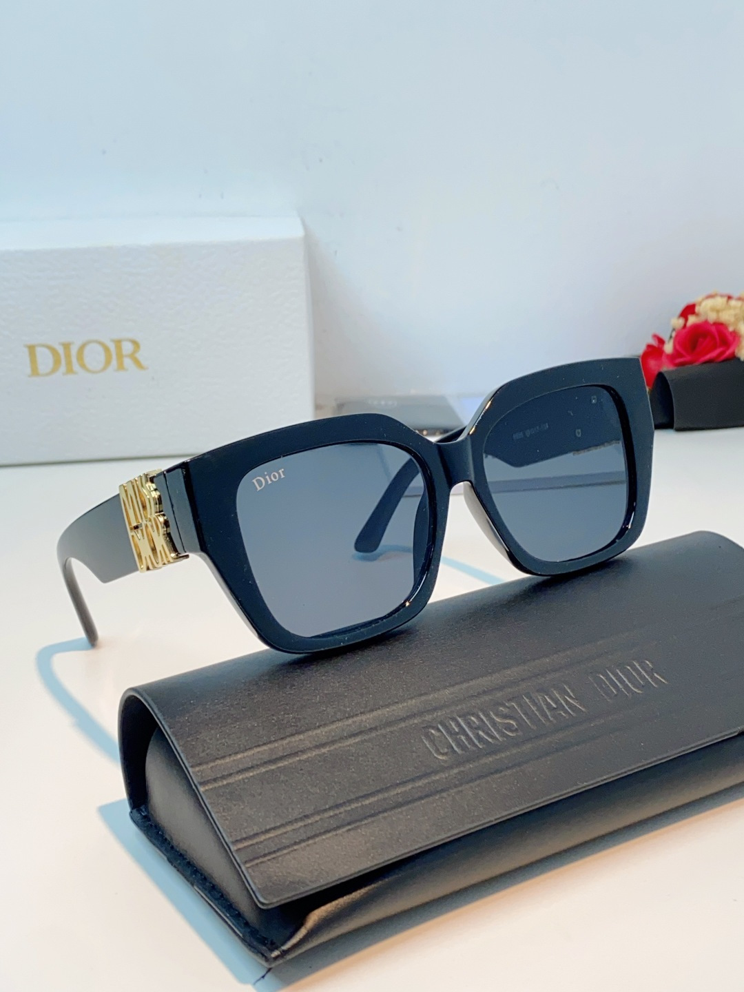 Dior迪奥 2026谁懂啊！这副Dior风玳瑁纹墨镜直接把法式优雅焊在脸上了😭 镜腿的金色方标细节真的太戳我了，搭配复