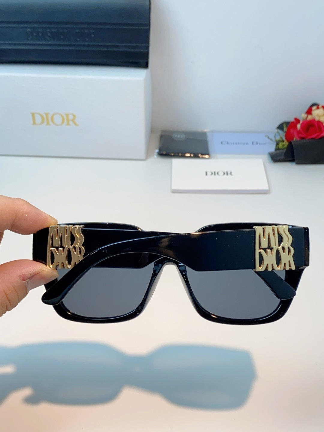Dior迪奥 2026谁懂啊！这副Dior风玳瑁纹墨镜直接把法式优雅焊在脸上了😭 镜腿的金色方标细节真的太戳我了，搭配复