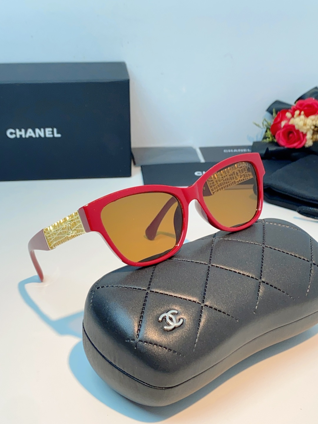 Chanel香奈儿 2026新款金饰墨镜，法式优雅永不落幕，菱格纹×双C，解锁贵气氛围感。通勤出街百搭不
