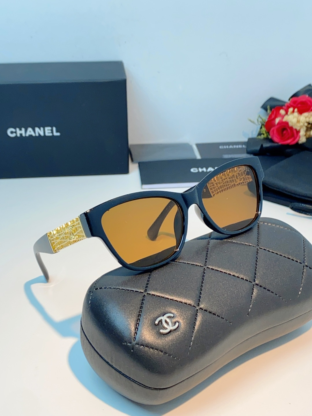 Chanel香奈儿 2026新款金饰墨镜，法式优雅永不落幕，菱格纹×双C，解锁贵气氛围感。通勤出街百搭不