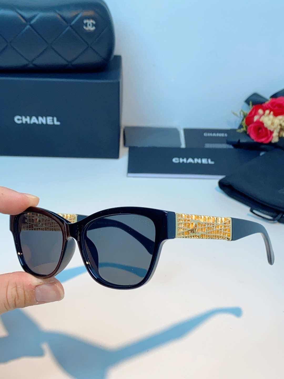 Chanel香奈儿 2026新款金饰墨镜，法式优雅永不落幕，菱格纹×双C，解锁贵气氛围感。通勤出街百搭不