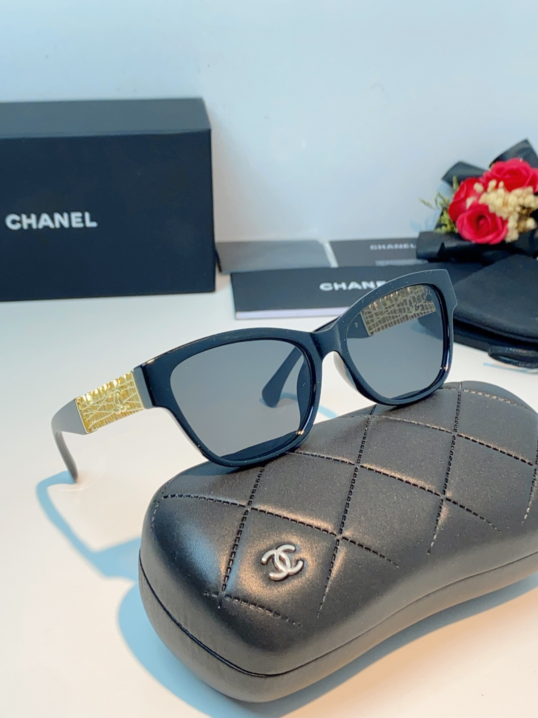 Chanel香奈儿 2026新款金饰墨镜，法式优雅永不落幕，菱格纹×双C，解锁贵气氛围感。通勤出街百搭不