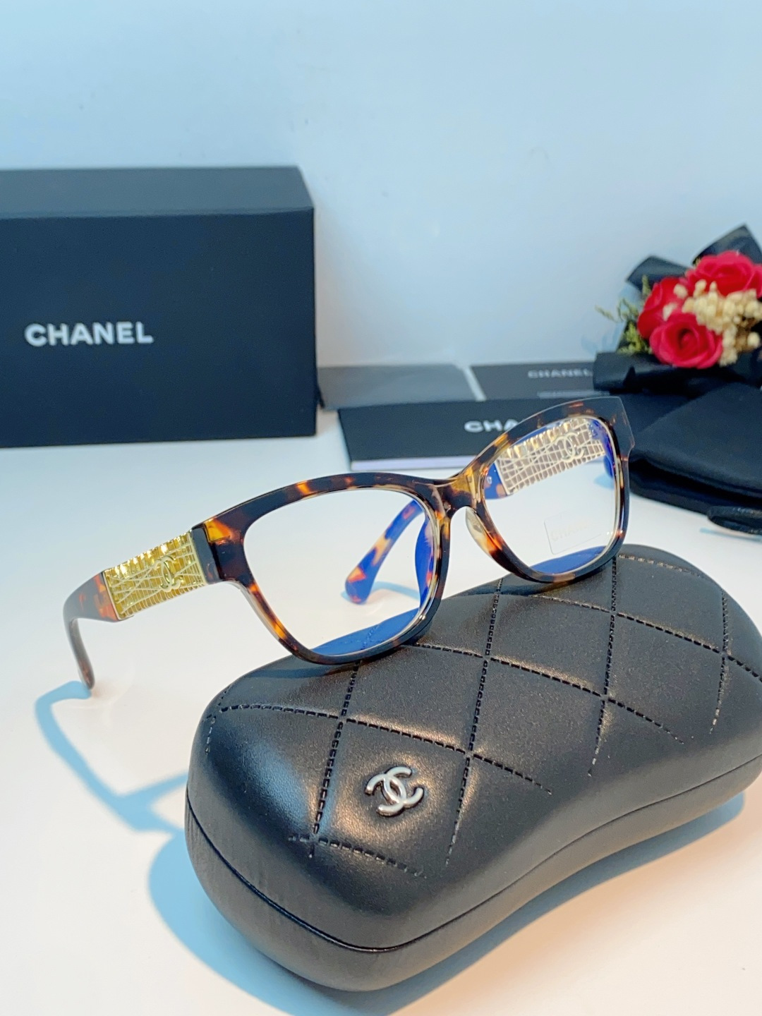 Chanel香奈儿 2026新款金饰墨镜，法式优雅永不落幕，菱格纹×双C，解锁贵气氛围感。通勤出街百搭不