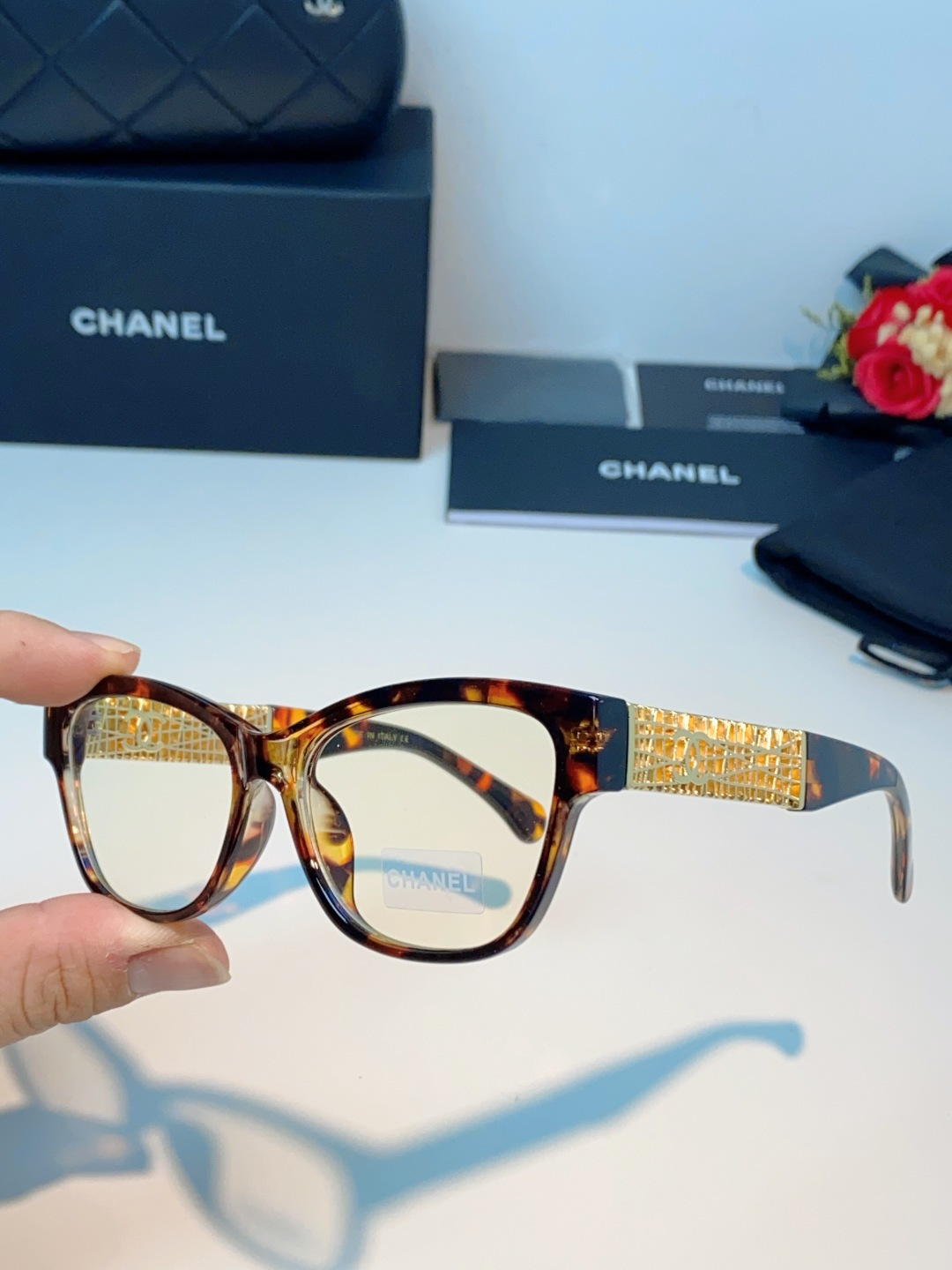 Chanel香奈儿 2026新款金饰墨镜，法式优雅永不落幕，菱格纹×双C，解锁贵气氛围感。通勤出街百搭不