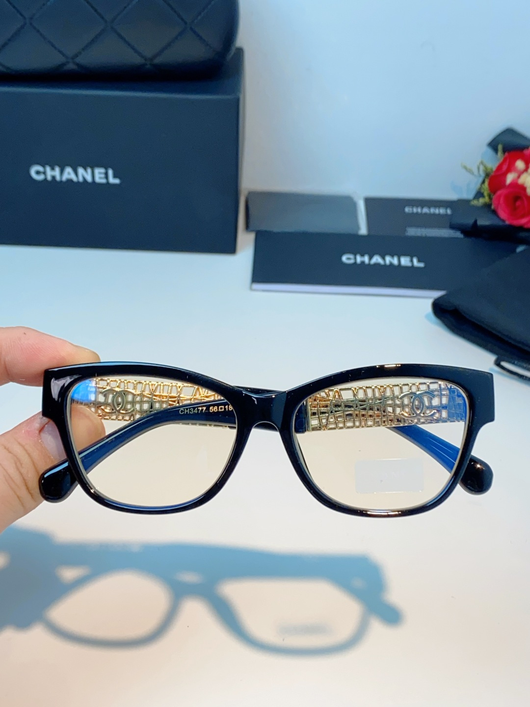 Chanel香奈儿 2026新款金饰墨镜，法式优雅永不落幕，菱格纹×双C，解锁贵气氛围感。通勤出街百搭不