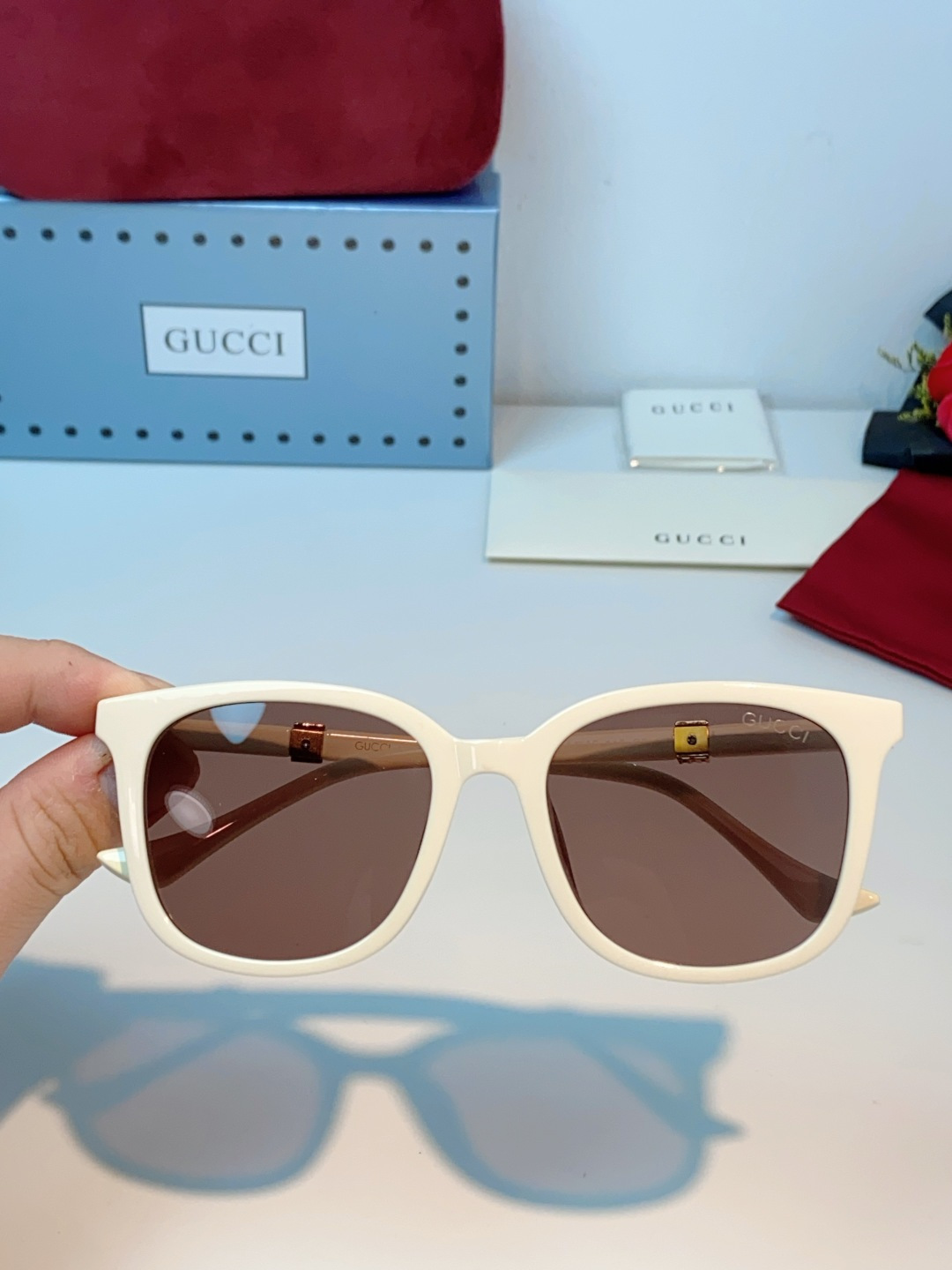 Gucci古奇 2026新款墨镜，以品牌标志性的红绿织带元素为灵感，将经典元素融入镜腿细节，低调中尽显品