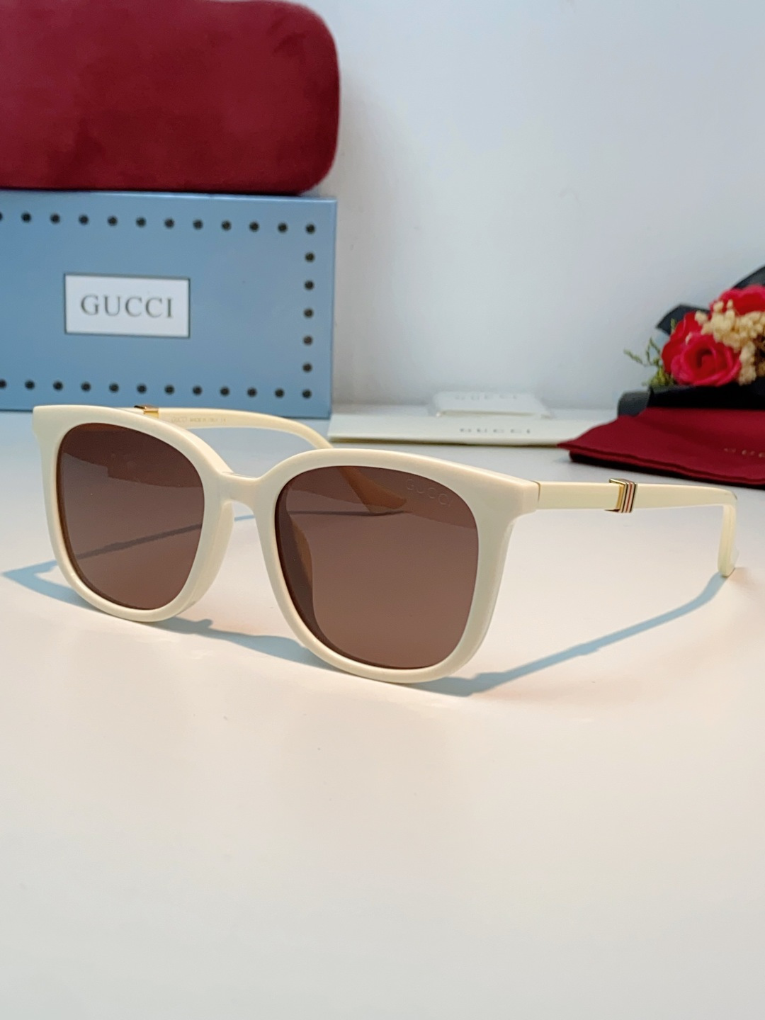 Gucci古奇 2026新款墨镜，以品牌标志性的红绿织带元素为灵感，将经典元素融入镜腿细节，低调中尽显品