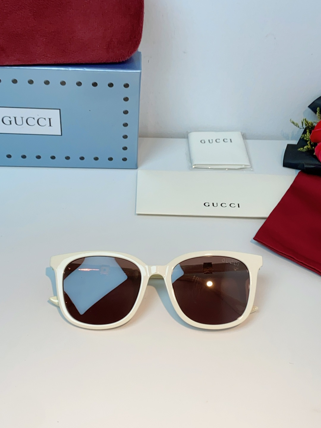 Gucci古奇 2026新款墨镜，以品牌标志性的红绿织带元素为灵感，将经典元素融入镜腿细节，低调中尽显品