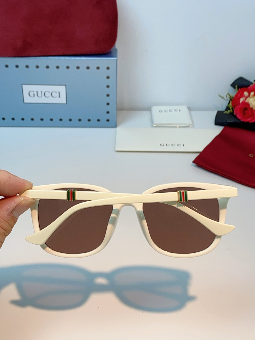 Gucci古奇 2026新款墨镜，以品牌标志性的红绿织带元素为灵感，将经典元素融入镜腿细节，低调中尽显品