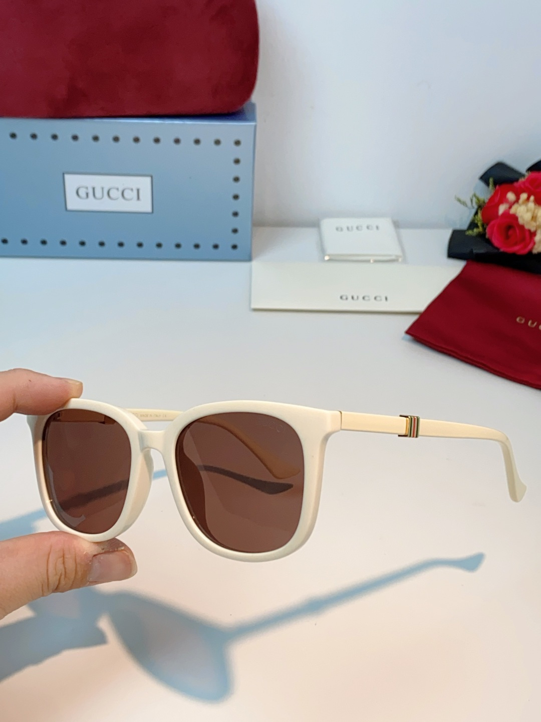 Gucci古奇 2026新款墨镜，以品牌标志性的红绿织带元素为灵感，将经典元素融入镜腿细节，低调中尽显品