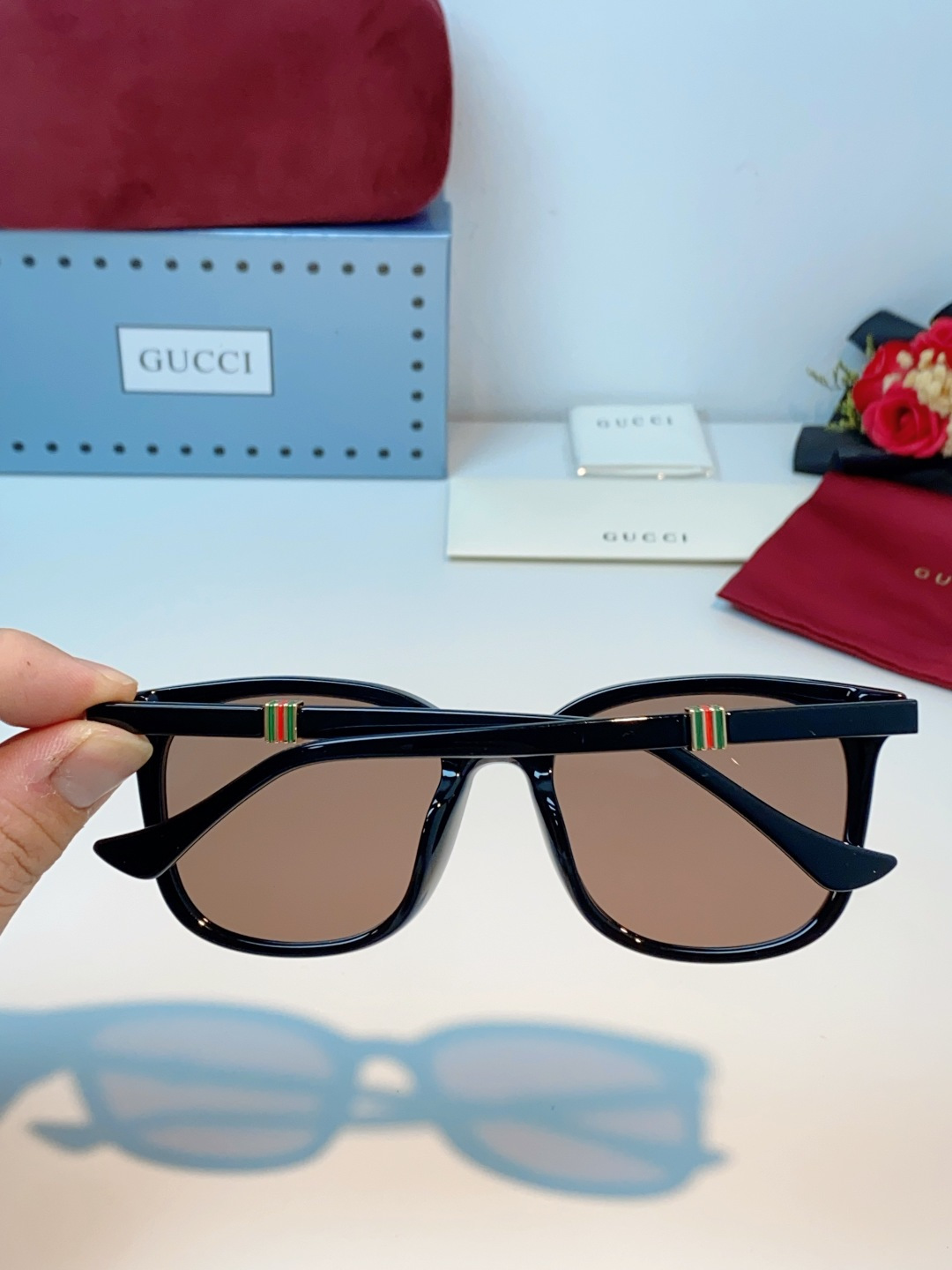 Gucci古奇 2026新款墨镜，以品牌标志性的红绿织带元素为灵感，将经典元素融入镜腿细节，低调中尽显品