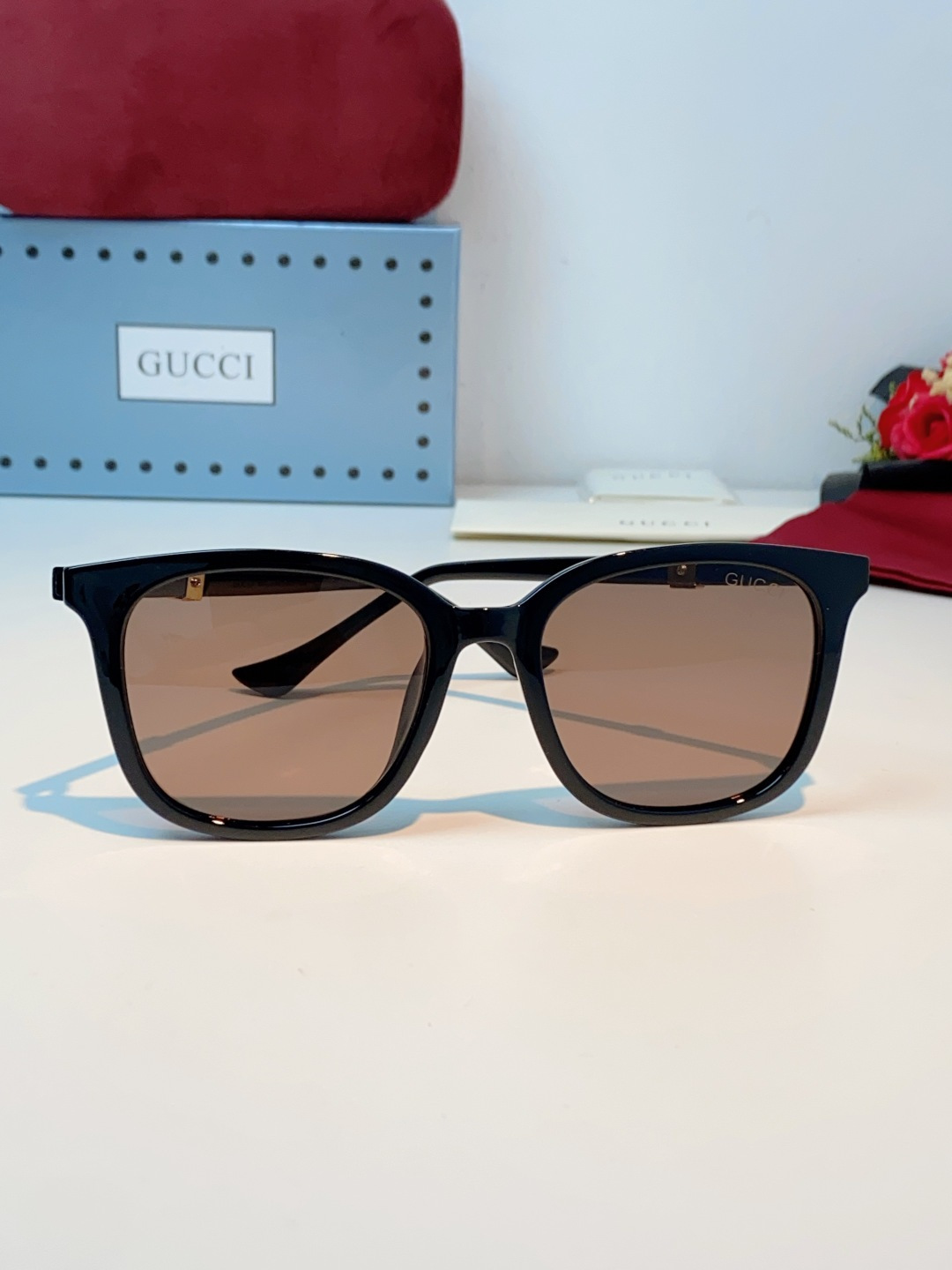Gucci古奇 2026新款墨镜，以品牌标志性的红绿织带元素为灵感，将经典元素融入镜腿细节，低调中尽显品