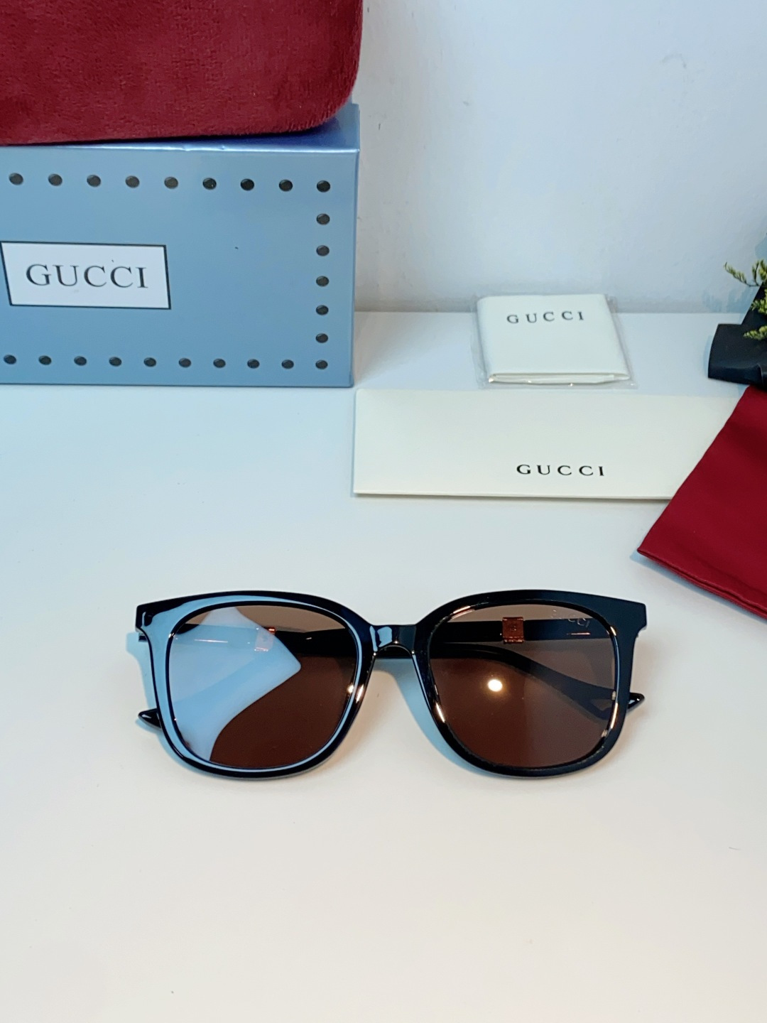 Gucci古奇 2026新款墨镜，以品牌标志性的红绿织带元素为灵感，将经典元素融入镜腿细节，低调中尽显品