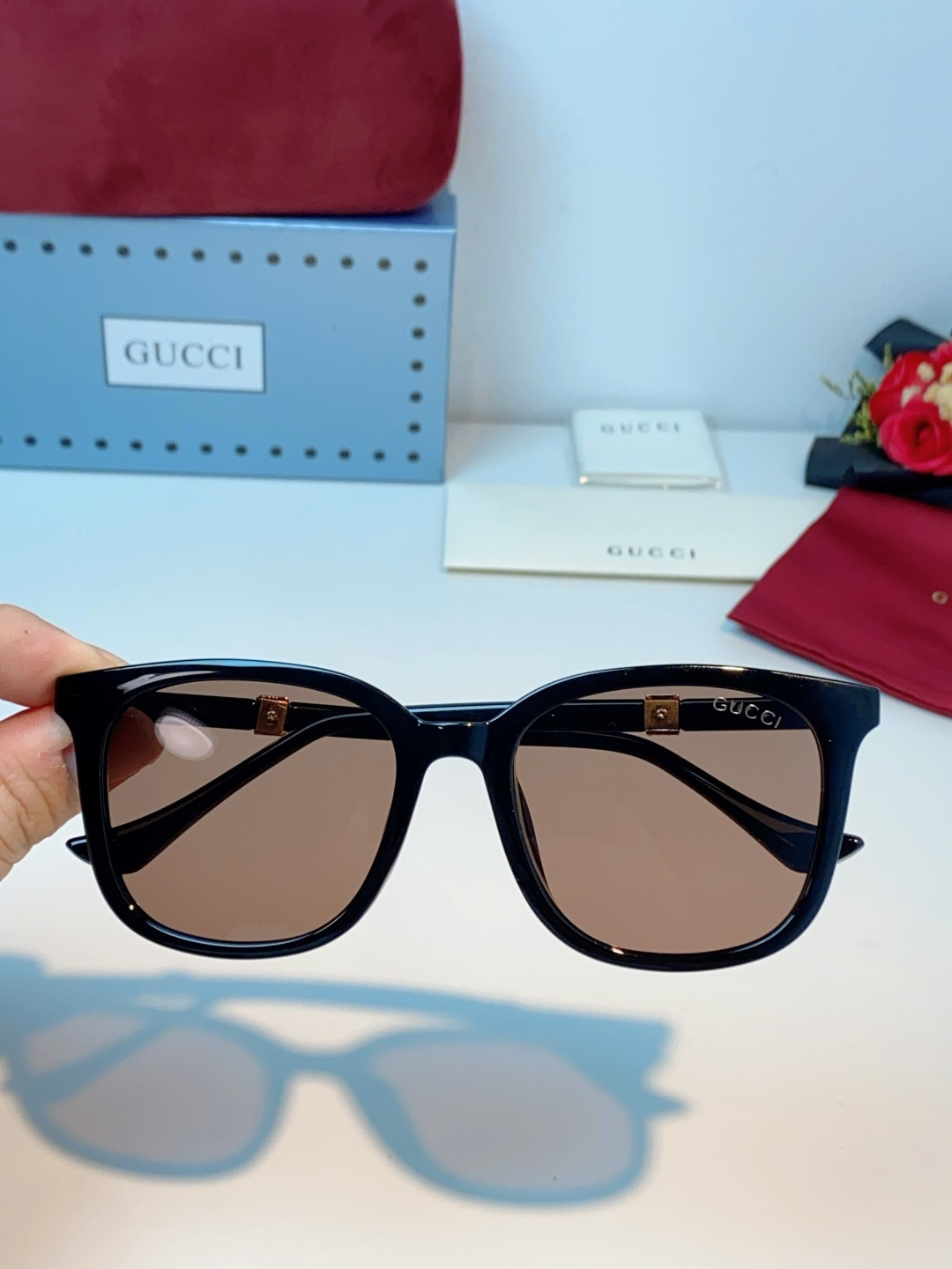 Gucci古奇 2026新款墨镜，以品牌标志性的红绿织带元素为灵感，将经典元素融入镜腿细节，低调中尽显品