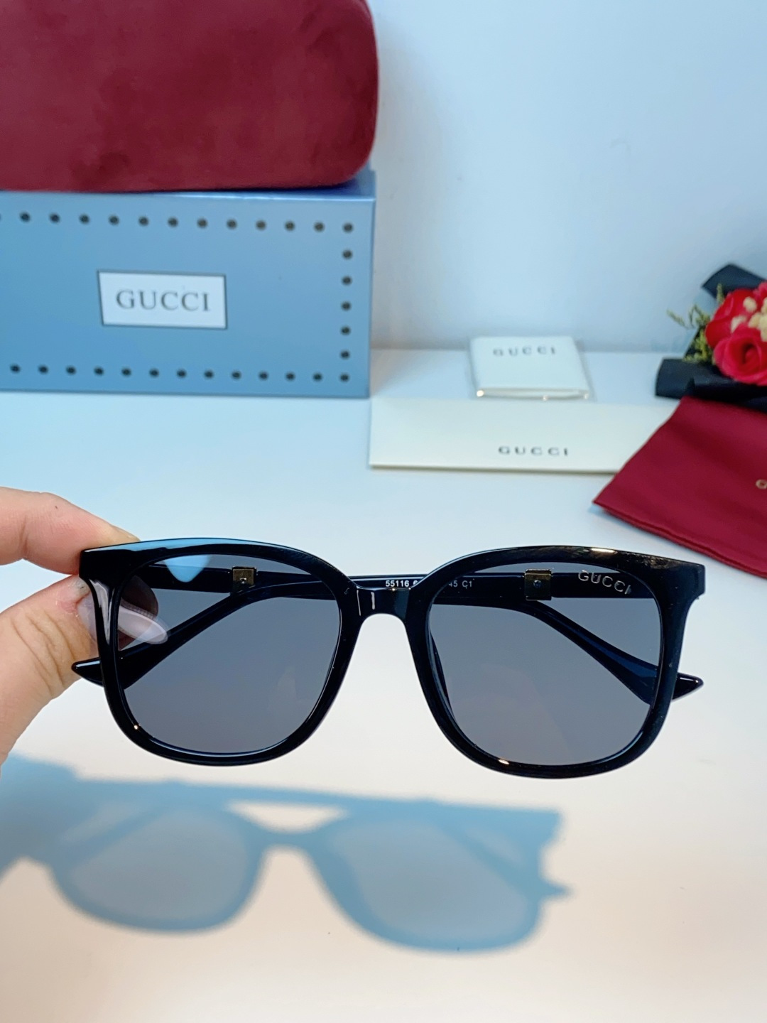Gucci古奇 2026新款墨镜，以品牌标志性的红绿织带元素为灵感，将经典元素融入镜腿细节，低调中尽显品