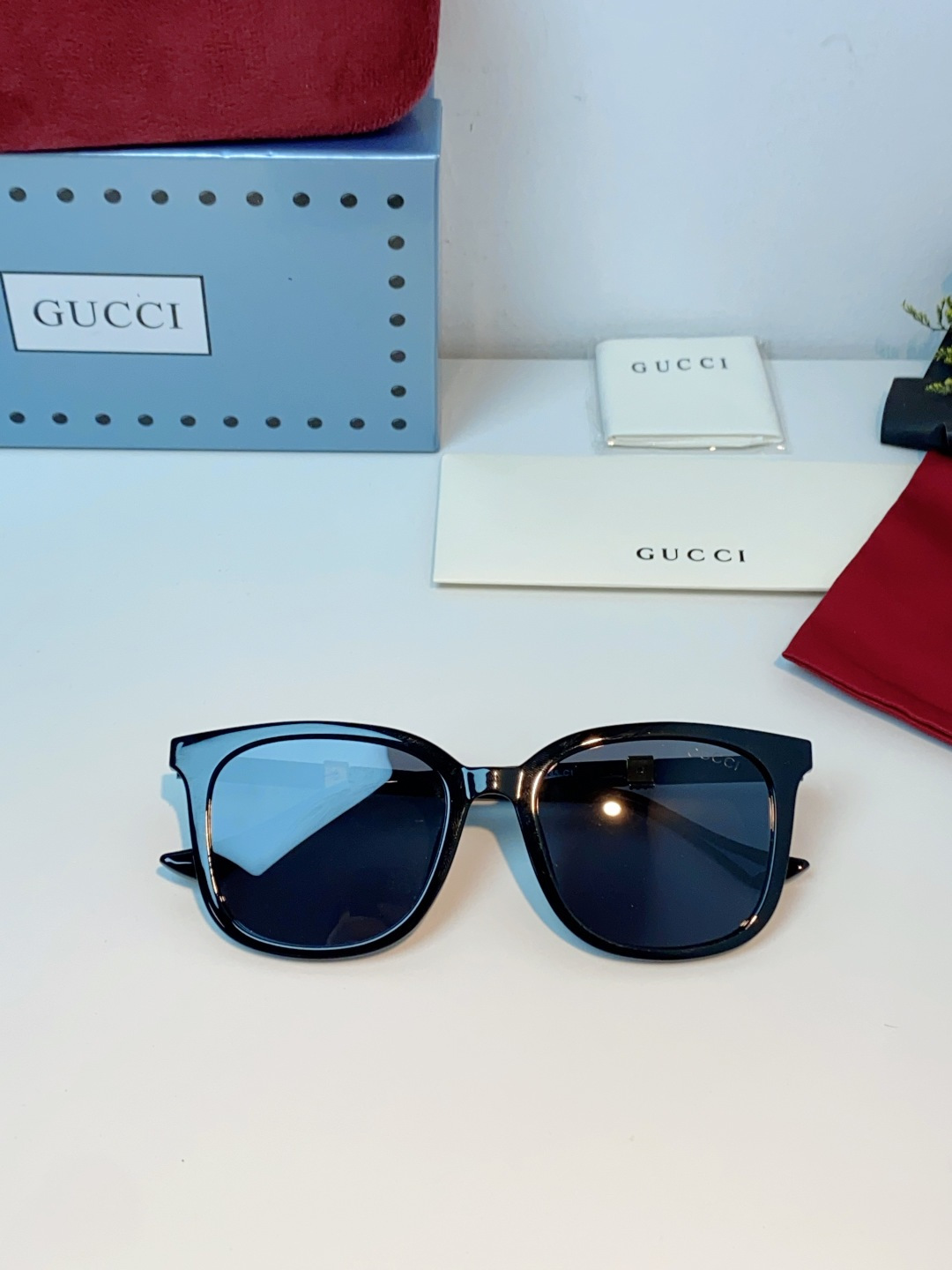 Gucci古奇 2026新款墨镜，以品牌标志性的红绿织带元素为灵感，将经典元素融入镜腿细节，低调中尽显品