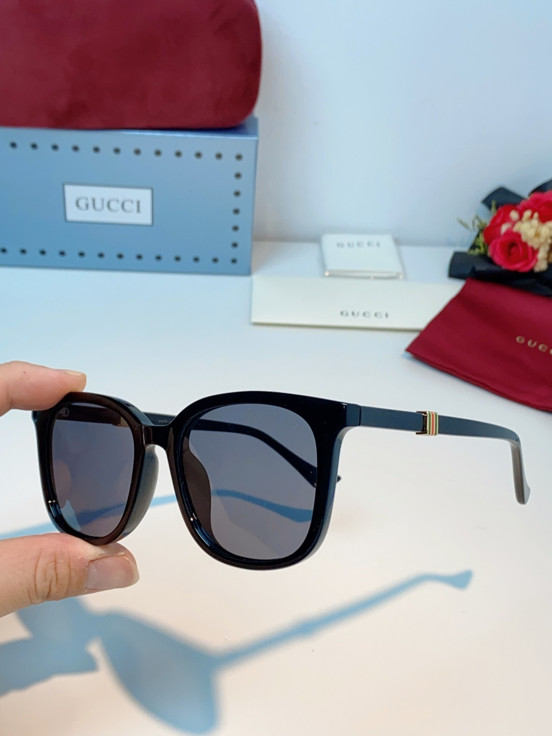 Gucci古奇 2026新款墨镜，以品牌标志性的红绿织带元素为灵感，将经典元素融入镜腿细节，低调中尽显品