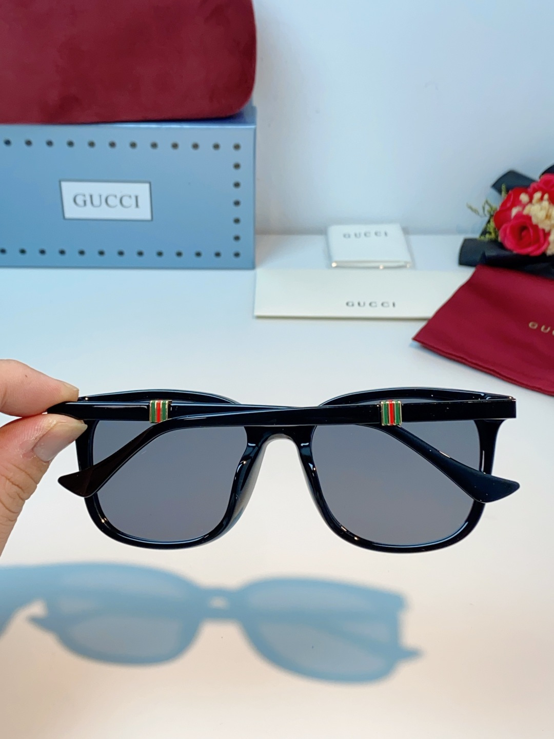 Gucci古奇 2026新款墨镜，以品牌标志性的红绿织带元素为灵感，将经典元素融入镜腿细节，低调中尽显品