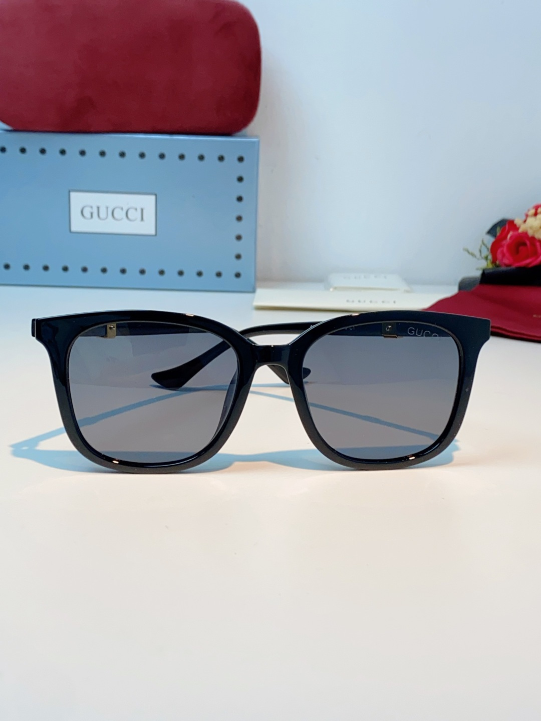 Gucci古奇 2026新款墨镜，以品牌标志性的红绿织带元素为灵感，将经典元素融入镜腿细节，低调中尽显品