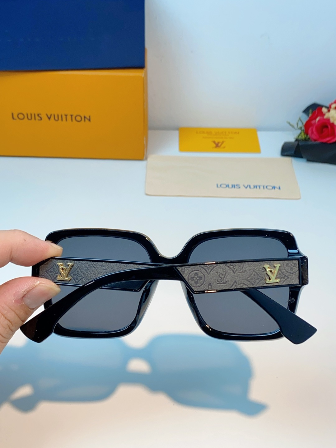 LV路易威登 2026经典大方框墨镜 | Monogram压纹×金饰细节，解锁都市奢感格调 这款Loui
