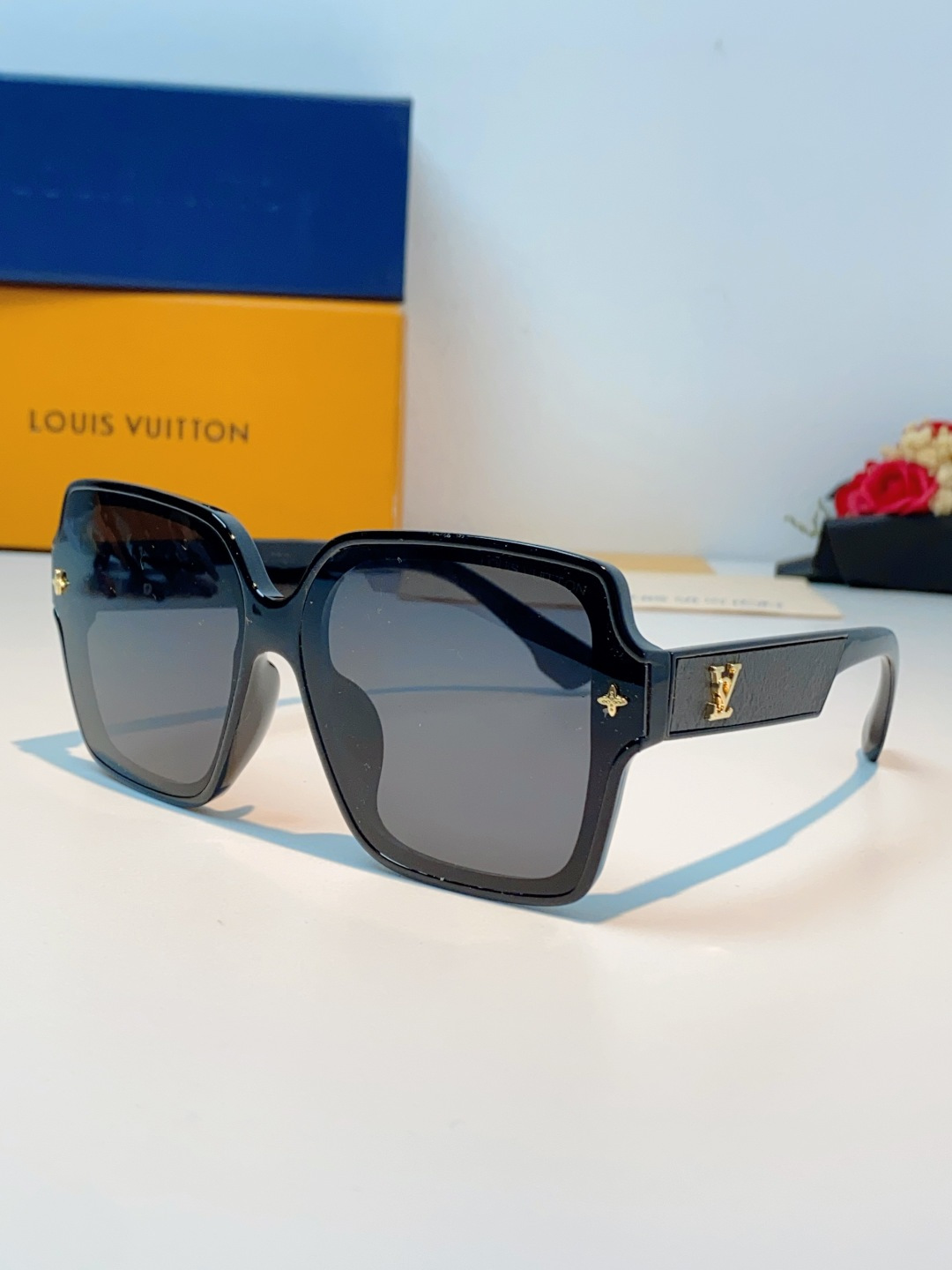LV路易威登 2026经典大方框墨镜 | Monogram压纹×金饰细节，解锁都市奢感格调 这款Loui