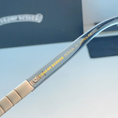 Chrome Hearts克罗心 银饰交织,复刻经典。克罗心标志性雕花,糅合方框利落线条,平衡轻奢质感与 Chrome Hearts克罗心 银饰交织,复刻经典。克罗心标志性雕花,糅合方框利落线条,平衡轻奢质感与